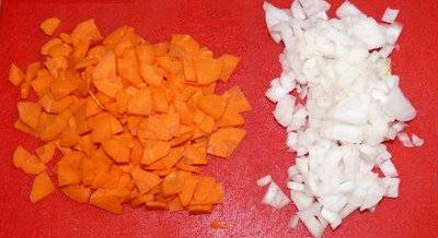 Морковь и лук мелко нарезаем.