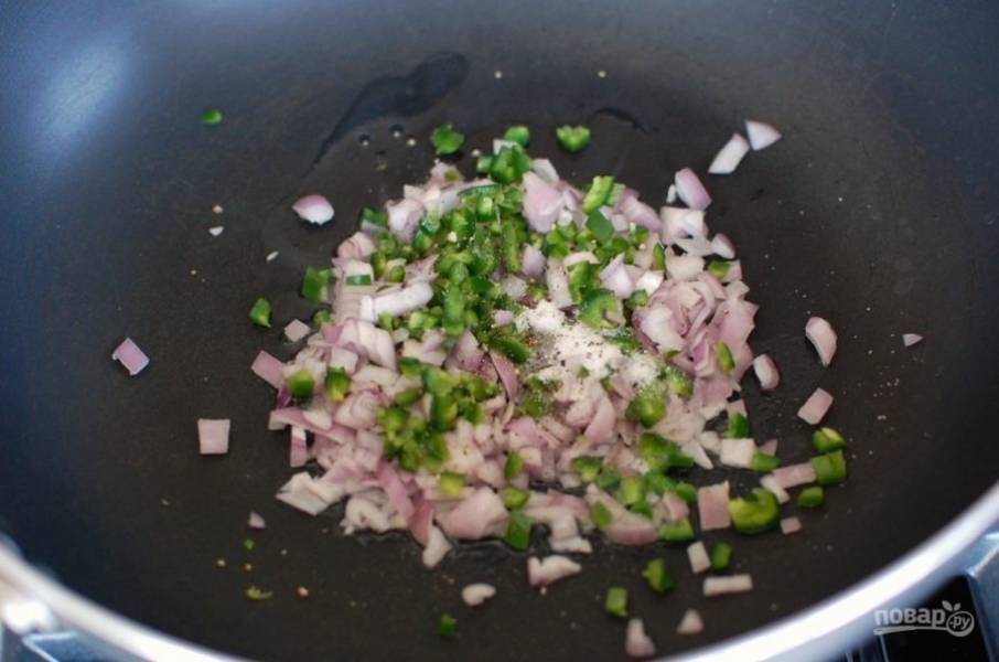 3.	Разогрейте сковороду с растительным маслом, выложите лук с перцем, посолите и поперчите.