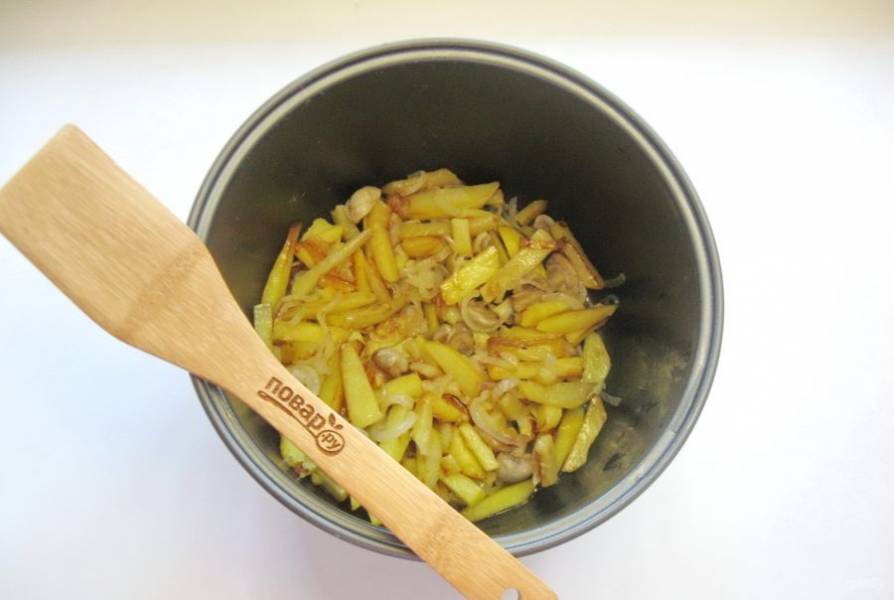 Накройте крышку и готовьте картошку с грибами еще 10 минут в режиме "Выпечка".