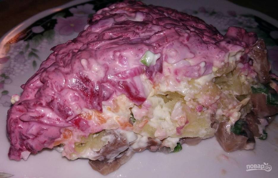 Слоеный салат «Селедка под шубой» с яйцом