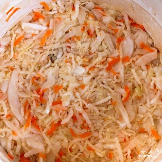 Выкладываем в кастрюлю слой капусты с морковью, кладем немного специй (тмин, лаврушка, перец), плотненько утрамбовываем. Повторяем процедуру до тех пор, пока не кончится капуста.