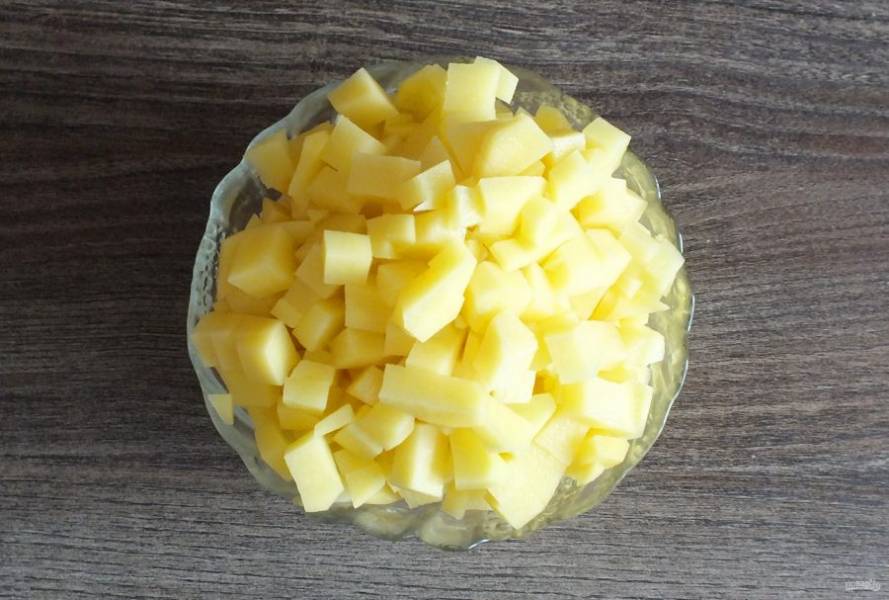 Картошку нарежьте маленьким кубиком, размером до 0,5 см. 