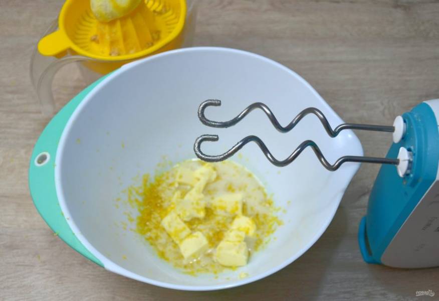 Снимите цедру с лимона, отожмите сок и добавьте в тесто. 