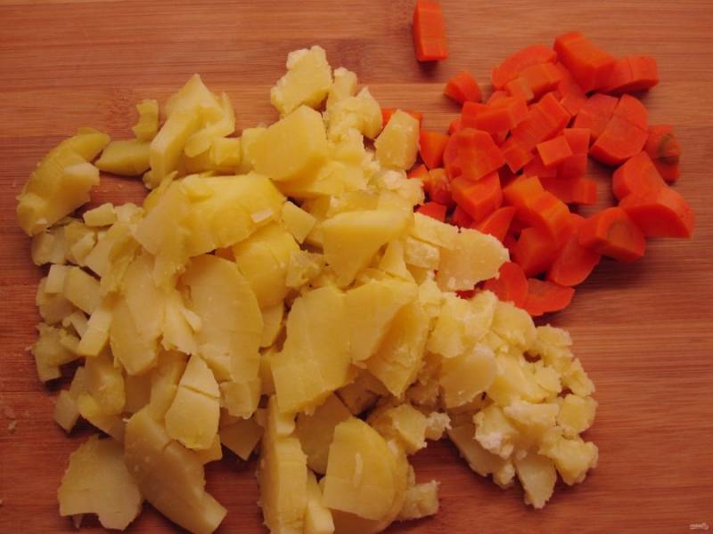 Нарежьте морковь и картофель размером с горошек.