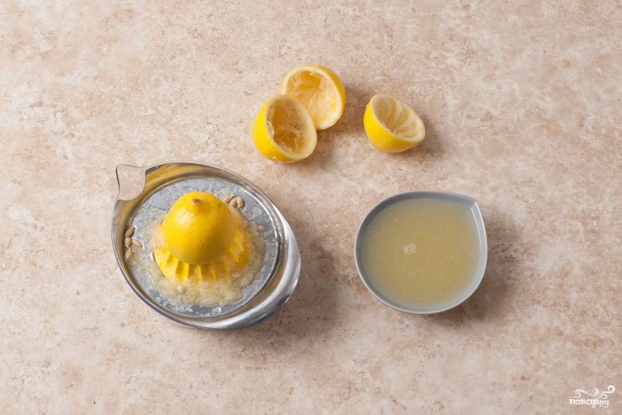 Из двух лимонов при помощи соковыжималки выдавливаем сок.