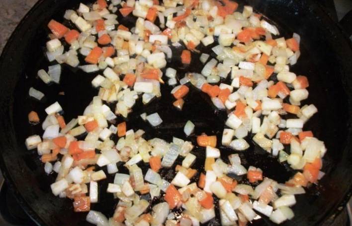 2. Лук и морковку обжарим на растительном масле и отправим в готовый кипящий бульон. 