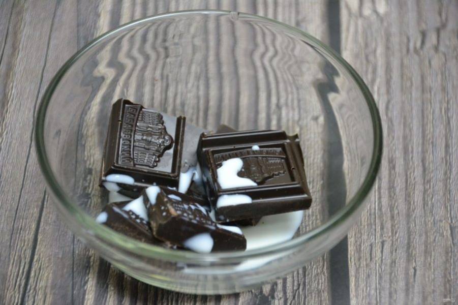 Для приготовления шоколадного ганаша возьмите примерно 20 грамм шоколада, влейте 1-2 ст. ложки молока. Короткими импульсами по 10 секунд растопите шоколадную массу в микроволновой печи.