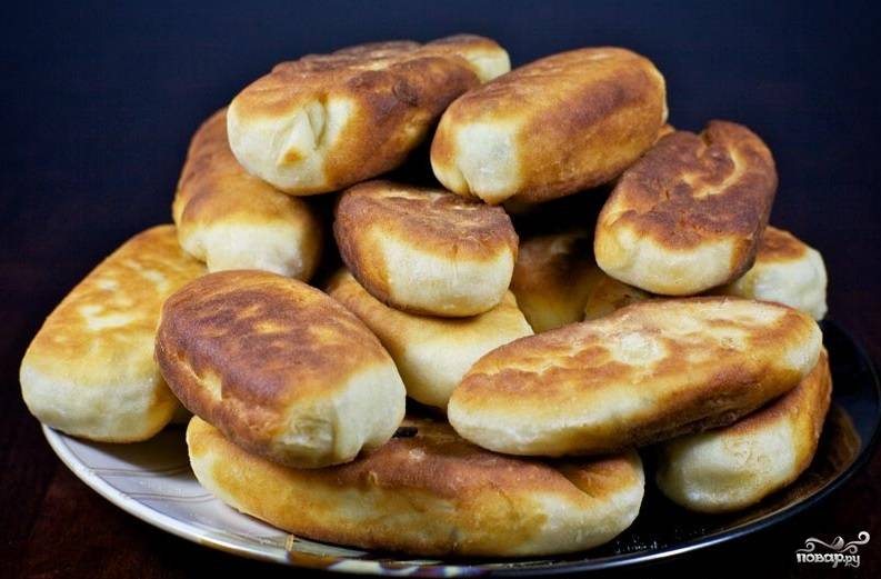Дрожжевые пирожки с картошкой на сковороде: рецепт - Со Вкусом