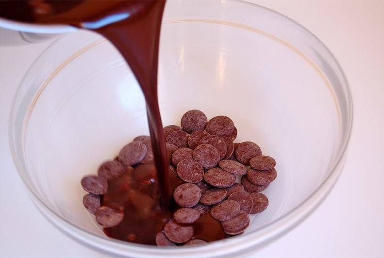 В шоколад вливаем приготовленную смесь и хорошенько перемешиваем. Шоколад должен полностью раствориться. Затем вливаем желатин. Даем смеси остыть.