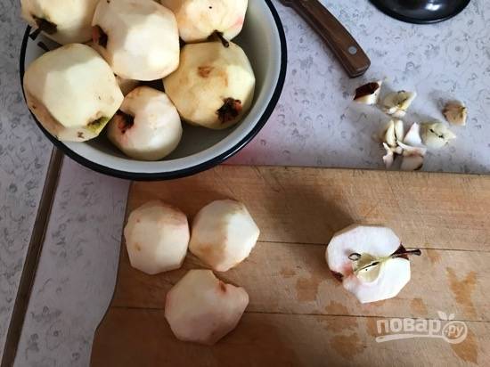 1. Первым делом очистите яблоки от кожуры и сердцевины с семенами, порежьте на 4 части.