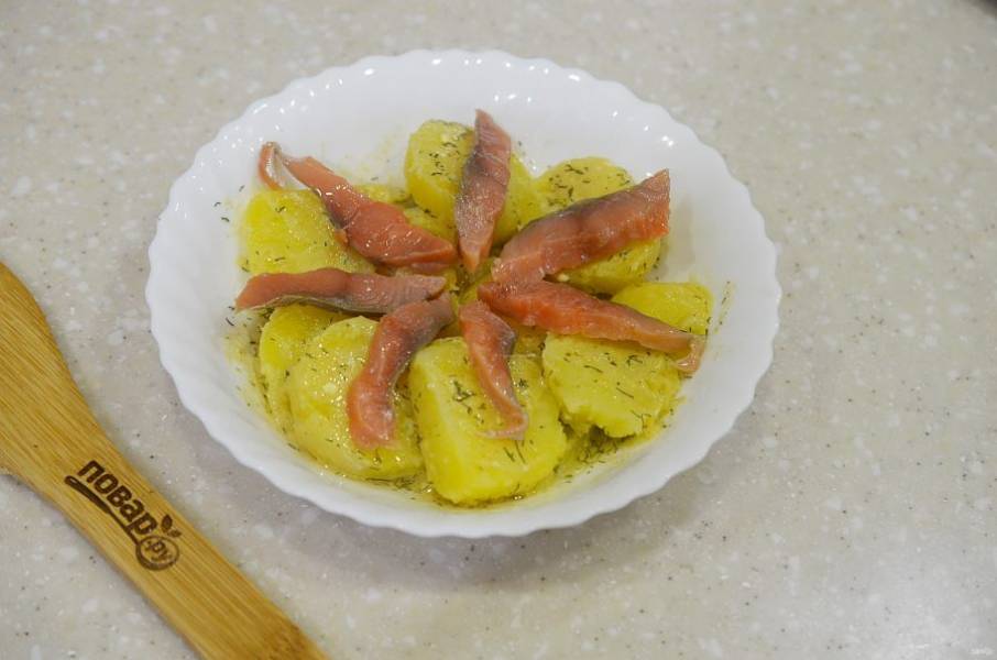 5. Выложите рыбу на картофель и сразу подавайте.