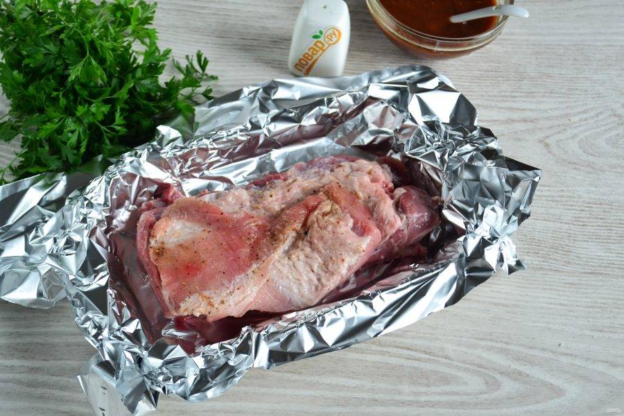 Свиные ребра целым куском положите в форму для запекания, натрите солью и перцем и оставьте минимум на 15 минут. Пусть мясо напитается ароматом перца.