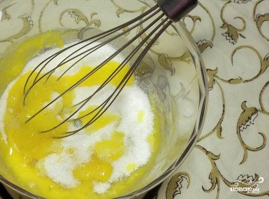 Яичные желтки взбиваем с сахаром и сметаной до получения кремообразной массы.