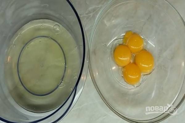 Сначала приготовим бисквит: отделите яичные белки от желтков.