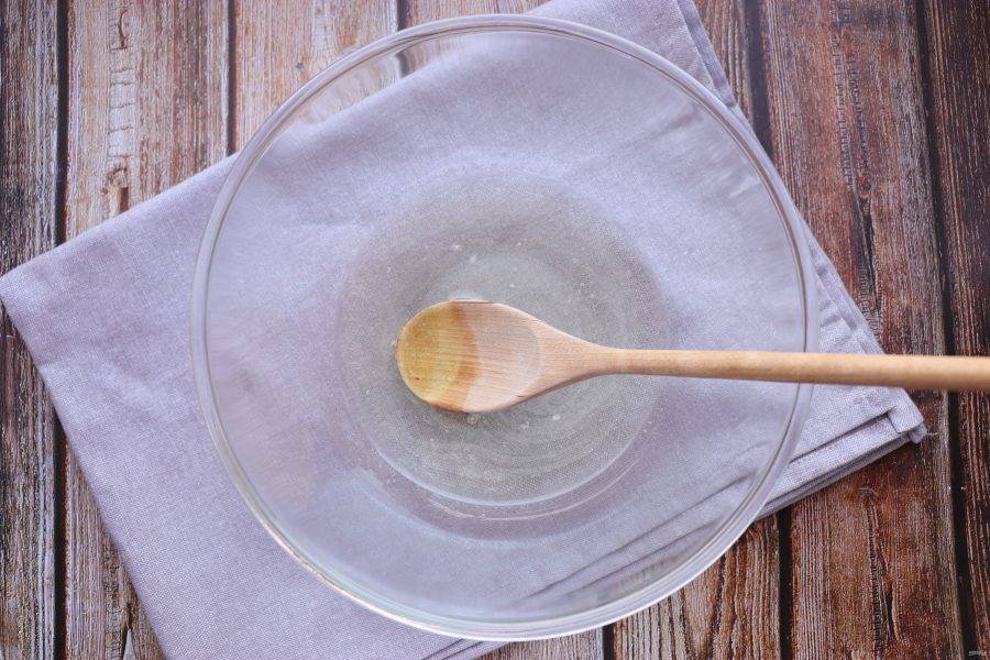 Приготовьте тесто для пирожков. В миске смешайте 100 мл. воды и 100 мл. подсолнечного масла, добавьте щепотку соли. 