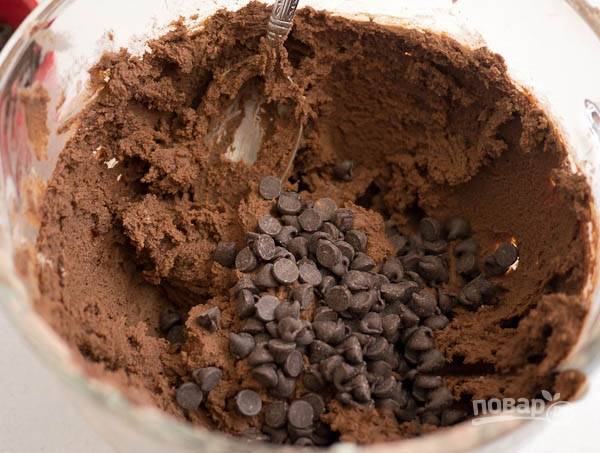 4. В полученное тесто добавьте кусочки шоколада и снова перемешайте.