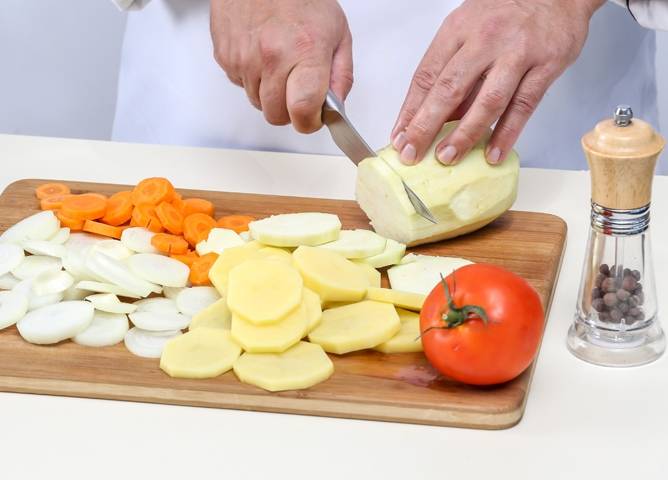 Баранину порежьте кубиками, овощи - лук, картофель, морковь, баклажаны, помидоры и кабачки порежьте кружочками. Из сладкого перца удалите семена и крупно нарежьте, чеснок разрежьте на 4 части, а стручковую фасоль на 3 части каждую.  