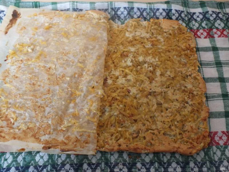 Готовый пласт быстро переложите на полотенце и снимите бумагу.