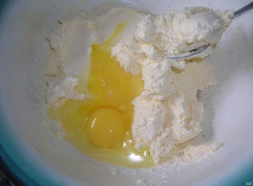 2.	Маргариново-сахарную смесь слегка посолите, добавьте яйца, тщательно вымешайте ложкой или взбейте миксером.