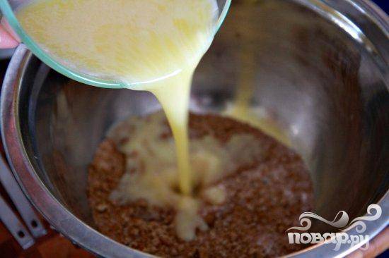 2. Чтобы приготовить посыпку, в большой миске взбить сахар, специи и соль с растопленным сливочным маслом до однородной массы. 