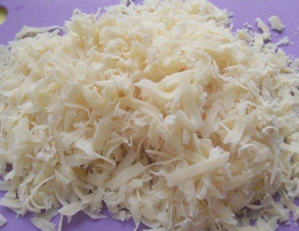 3. Сыр натереть на средней или крупной терке. 