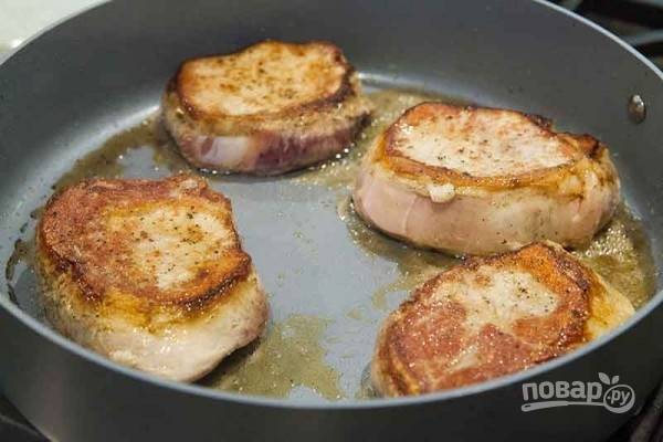 Обжарьте мясо по 2-3 минуты с каждой стороны на среднем огне.