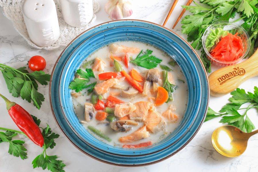 Разлейте японский суп с лососем в тарелки и подайте к столу горячим.