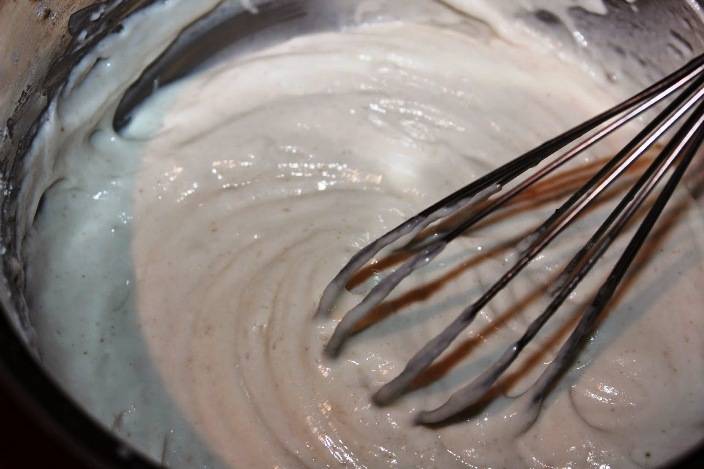 Масло разомните с мукой, отдельно смешайте кефир с майонезом и щепоткой соли. 