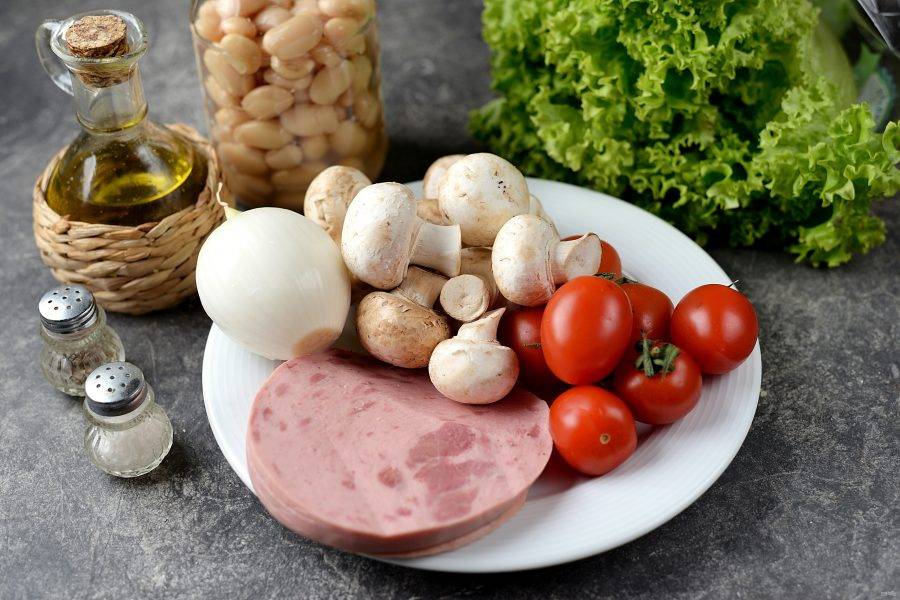 Подготовьте необходимые ингредиенты для приготовления салата. Овощи, латук и грибы помойте и обсушите.