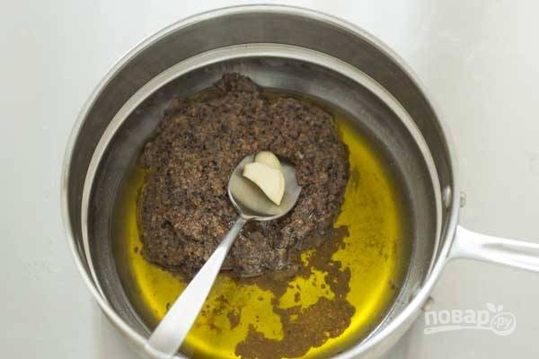 4. Аккуратно достаньте чеснок (аромат он отдал, а если сильно поджарится, то будет горчить масло), выложите измельченный в пасту трюфель. 