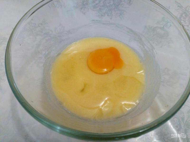 Вбейте в масляную массу яйцо и соедините компоненты до однородности, добиваясь практически полного растворения сахара.