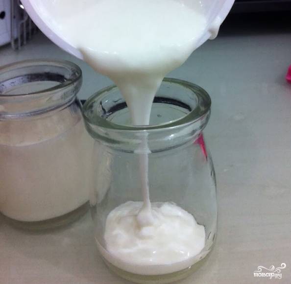 Готовый йогурт разлейте по маленьким стеклянным баночкам. 