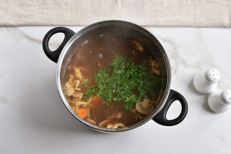 Добавьте нарезанную кинзу и снимите суп с огня. Дайте постоять под крышкой 5 минут.