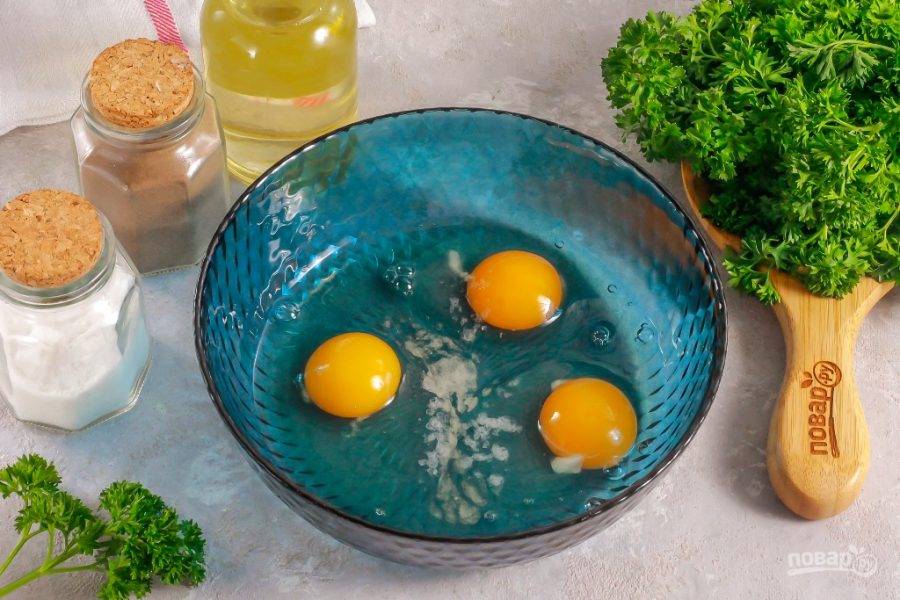 Куриные яйца вбейте в глубокую емкость и всыпьте соль. Если любите более нежные овсяноблины, то влейте 50 мл. нежирного молока или кефира. По желанию можно добавить и различные пряности, специи. Взбейте примерно 2-3 минуты.