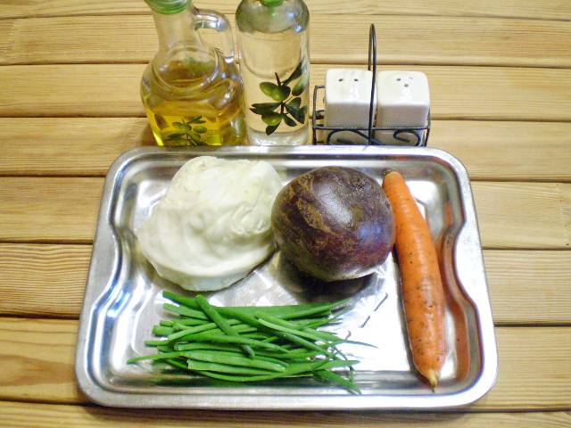 1. Приготовим продукты для салата. Все овощи вымыть и очистить от кожуры.