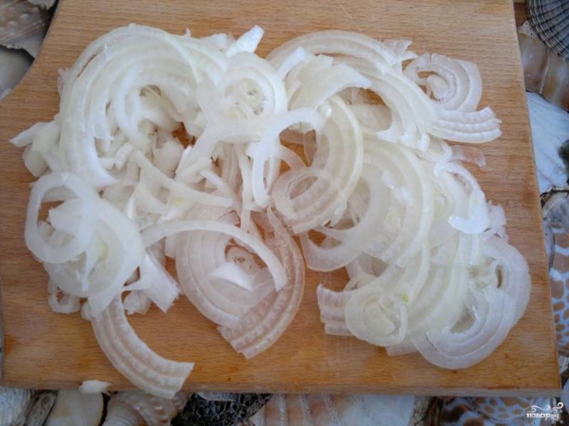 Репчатый лук очистите от кожуры и нрежьте. Резать лук лучше очень тонкими полукольцами. Чем тоньше нарезан лук, тем больше вкуса и аромата он сможет отдать маринаду для шашлыка.