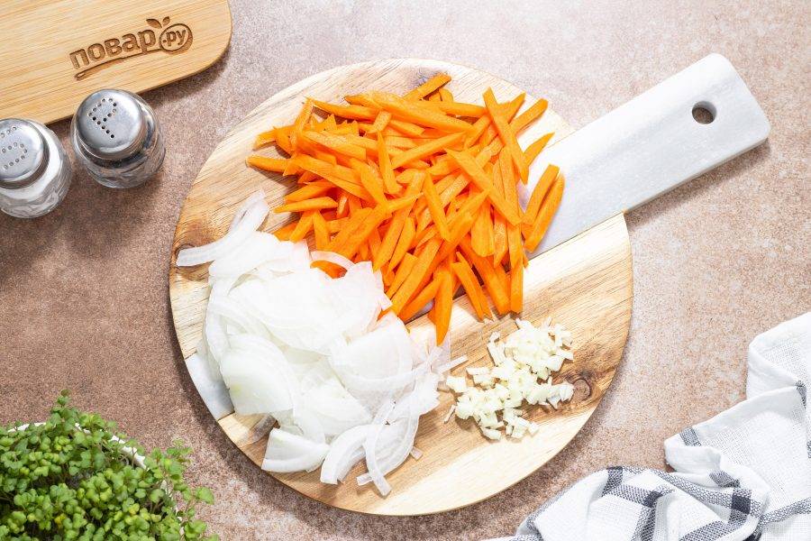 Репчатый лук нарежьте полукольцами. Морковь очистите и нарежьте брусочками. Чеснок очистите и мелко порубите.