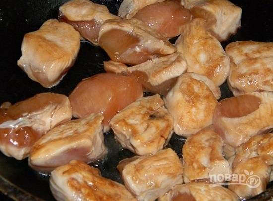 Затем обжариваем на сухой сковороде до румяной корочки.