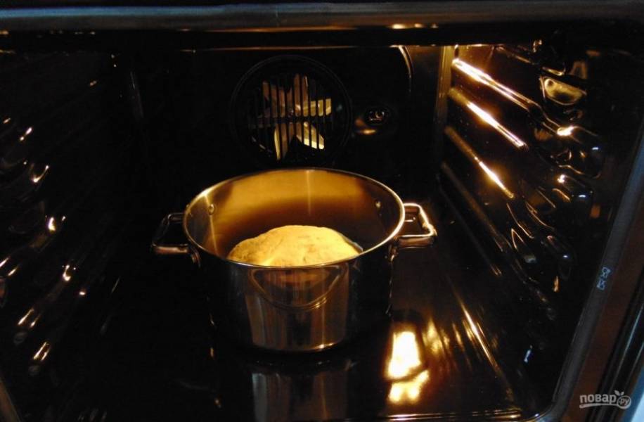 Поставьте тесто в духовку на час при 30 градусах.
