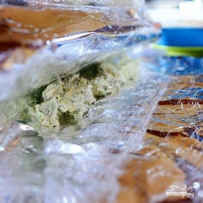 Получившуюся массу колбаской заворачиваем в пищевую пленку и фольгу. Отправляем застывать в холодильник или морозилку.