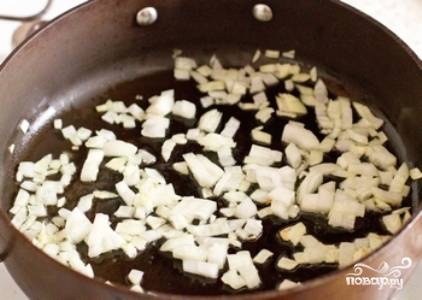 На сковороде разогрейте оливковое масло и обжарьте лук с мукой. Мука придаст луку красивый оттенок и позволит сохранить желаемую консистенцию блюда. На другой сковороде обжарьте до золотистого цвета грибы.