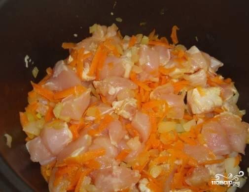 Высыпаем подготовленные лук и морковь к мясу и тушим минут 15.