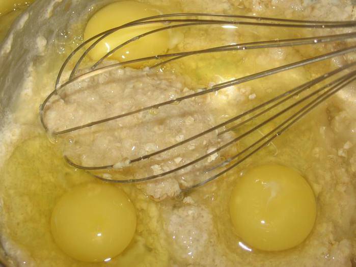 Манку замочить в кефире на 10 минут, добавить яйца, сахар и хорошо размешать.
