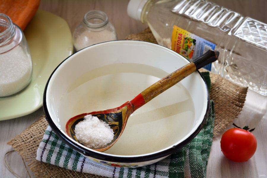 Сварите маринад из воды, сахара, соли и уксуса.