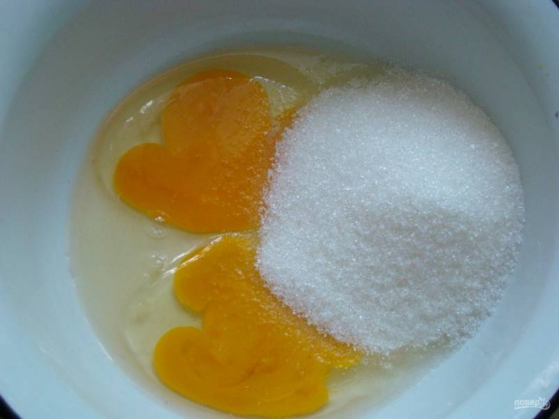 Яйца смешиваем и взбиваем с сахарным песком. Затем к ним добавляем мед и сливочное масло. Ставим емкость с массой на слабый огонь и доводим до кипения.