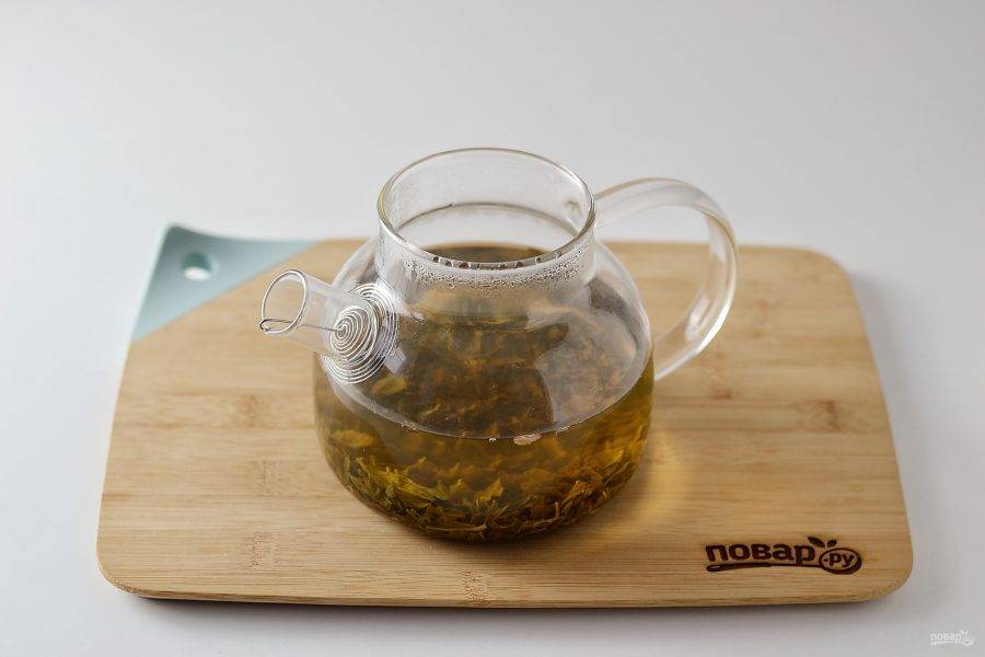 В заварочный чайник насыпьте зеленый чай, залейте горячей водой и оставьте на 5-7 минут.