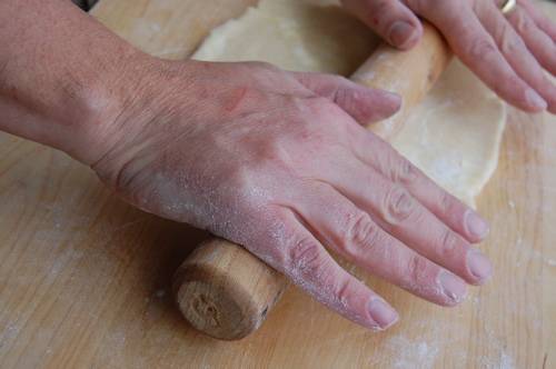 2. Отправить тесто в холодильник минут на 15, а затем на присыпанной мукой поверхности раскатать тонко. Как вариант, использовать в рецепт приготовления пирога с карамелью можно слоеное тесто. 