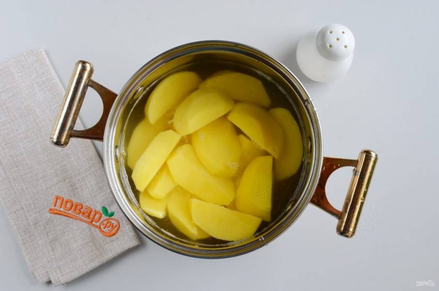 Очистите картофель, залейте холодной водой только чтобы покрыло его, посолите и доведите до кипения. Варите 30 минут до готовности.