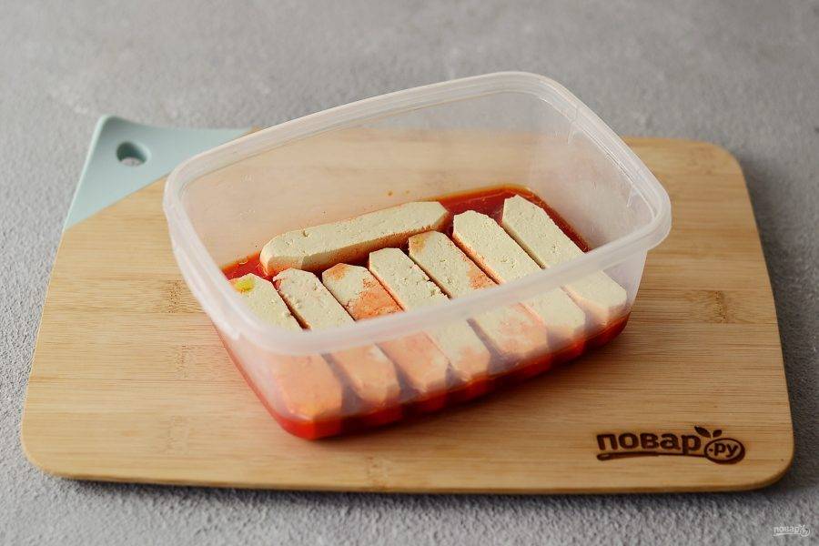 Переложите нарезанный тофу в пищевой контейнер, добавьте бульон. Оставьте минимум на 4 часа.
