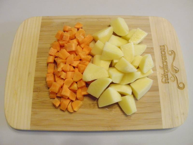 3. Морковь порежьте кубиками, картофель — на 8 частей.